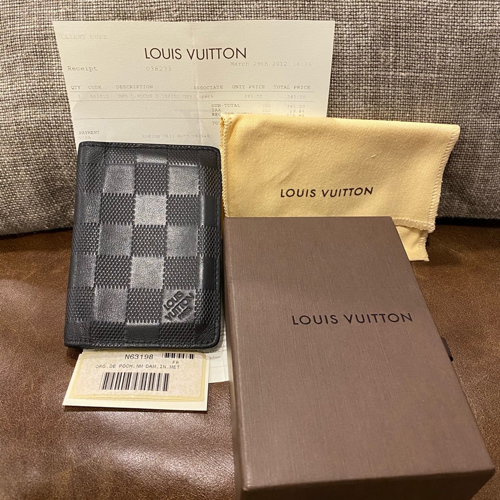 Louis Vuitton Men’s Wallet Black Infini Leather